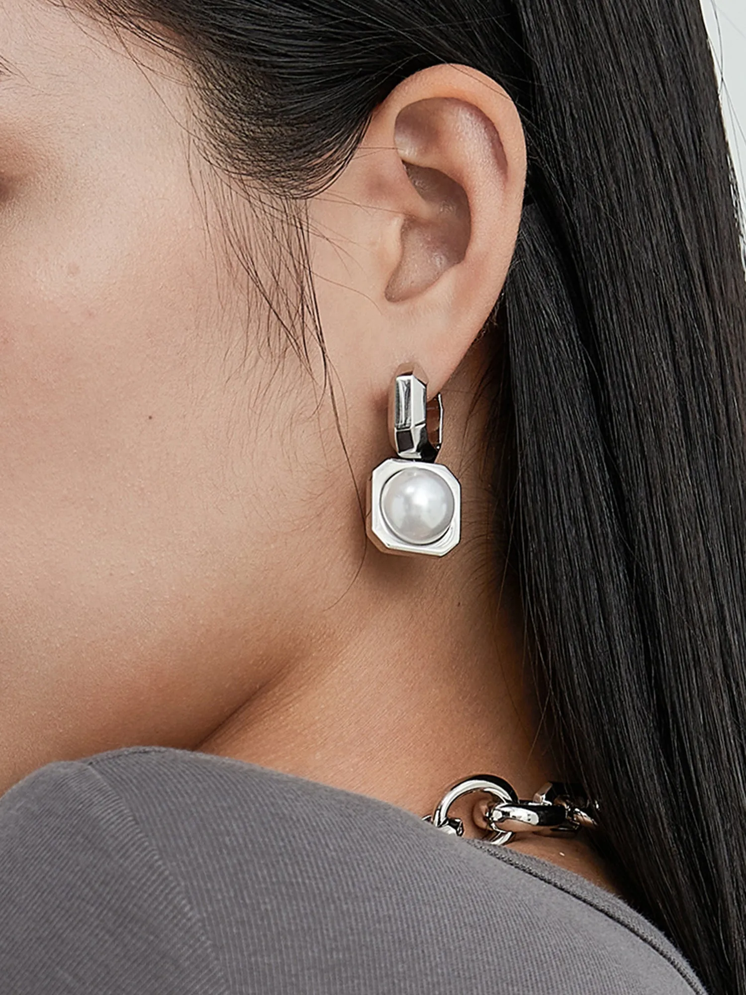 Gem Clasp Pearl Square Earring