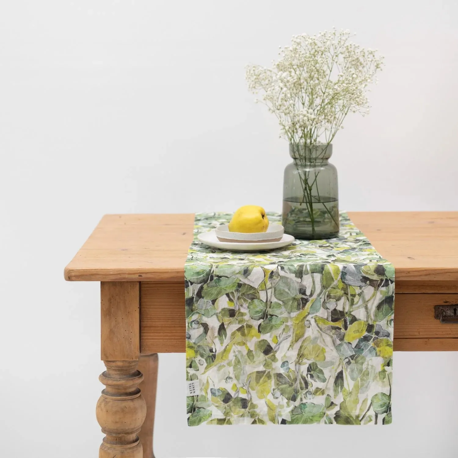 Linen Tales Tablerunner Lotus