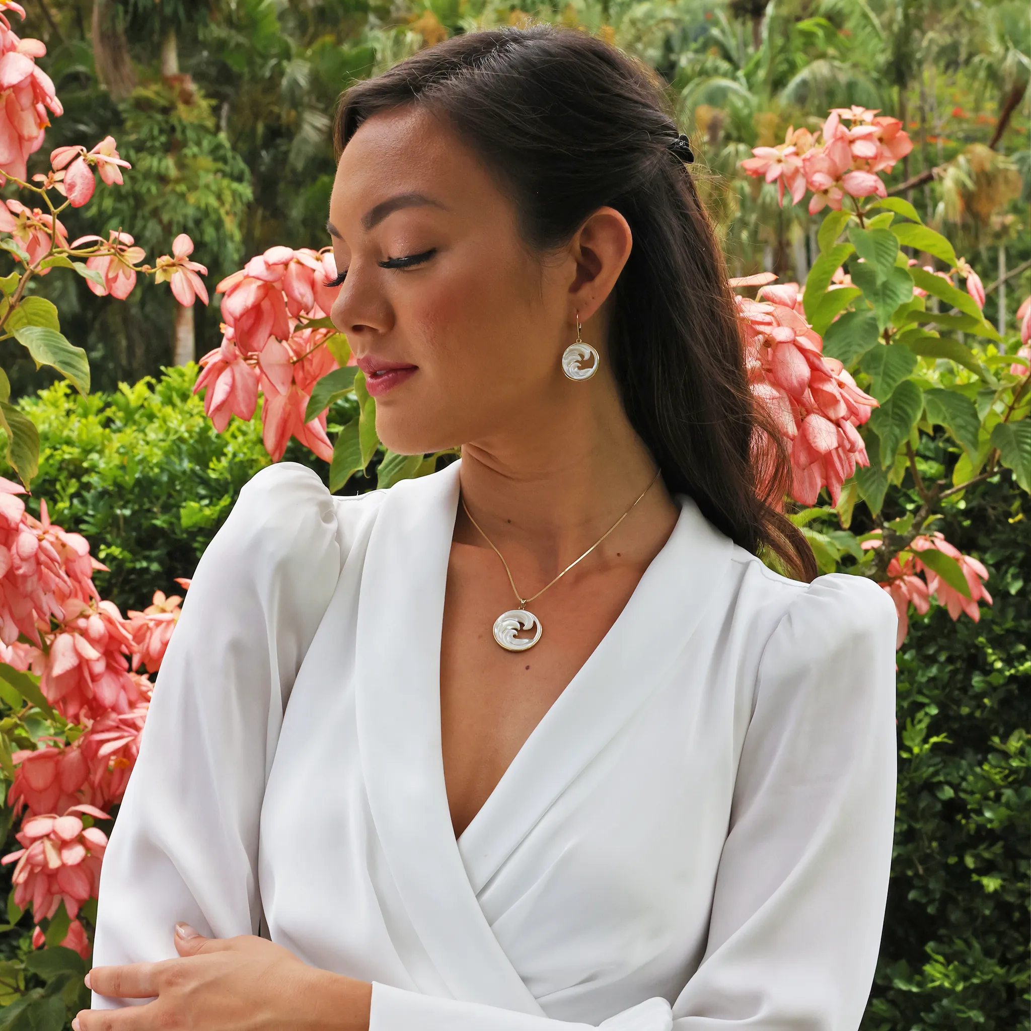 Nalu Mother of Pearl Earrings in Gold - 22mm