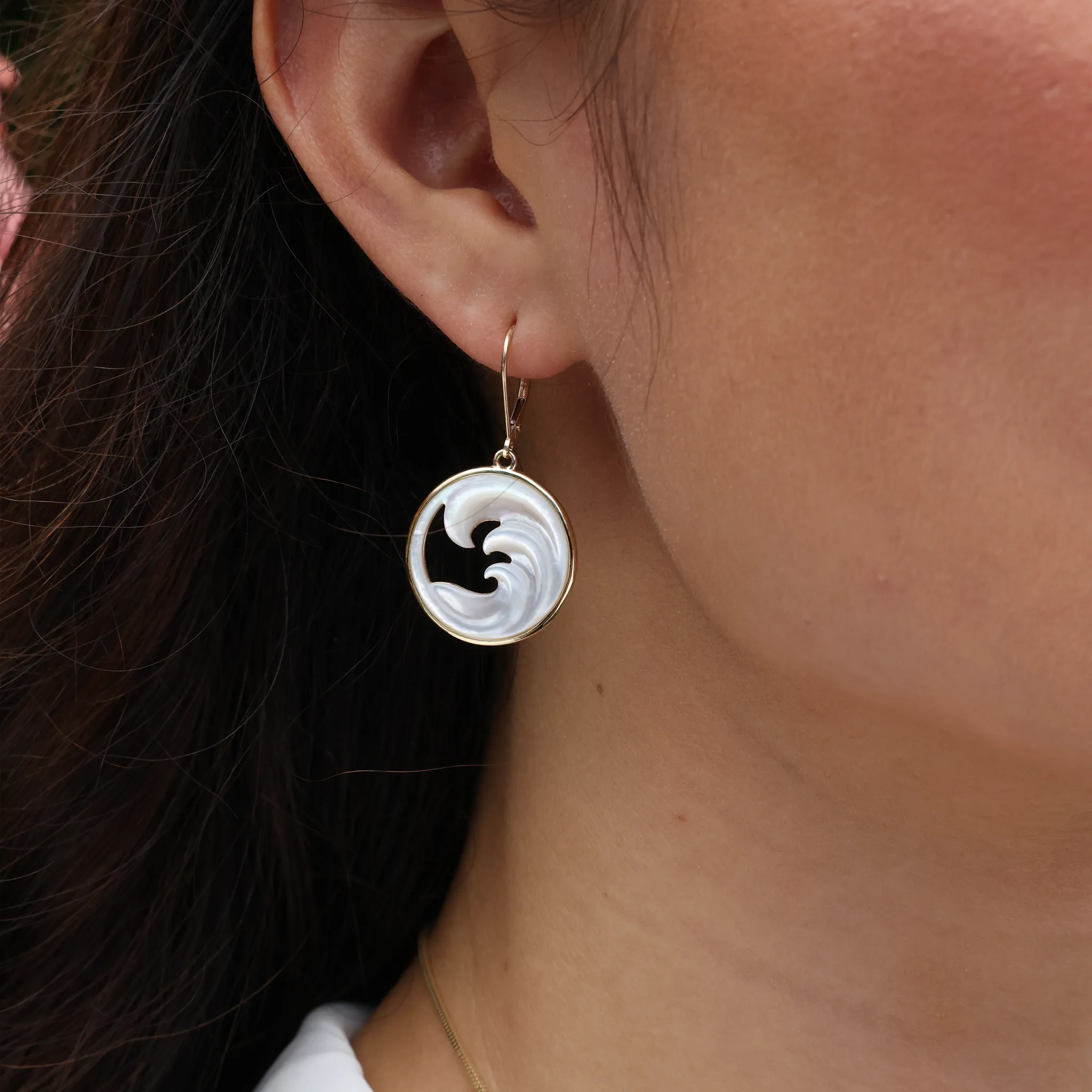 Nalu Mother of Pearl Earrings in Gold - 22mm